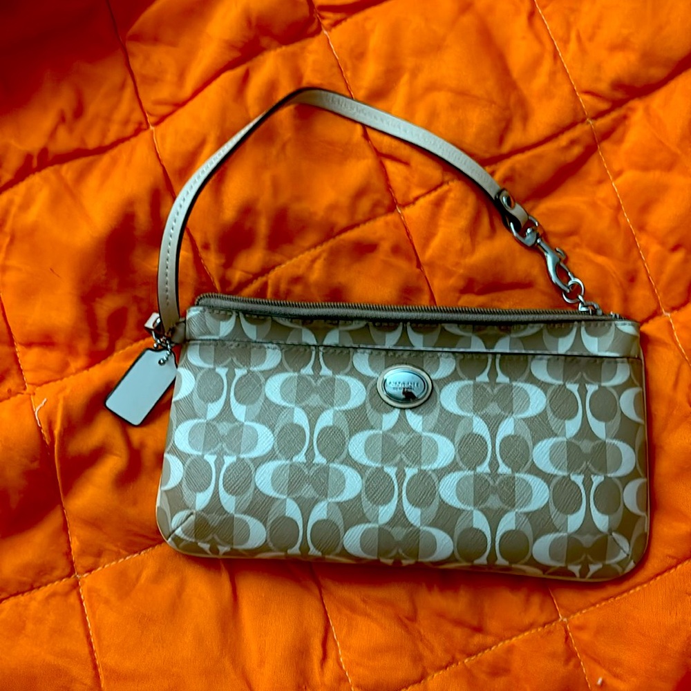 Coach Signature Peyton Dream C Go-Go Wristlet Wallet Purse Beige Tan F50590 2014